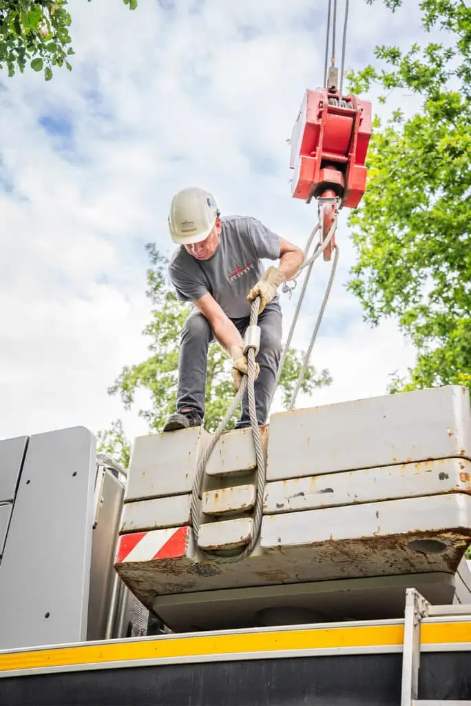 Ein Mitarbeiter am arbeiten am Kran