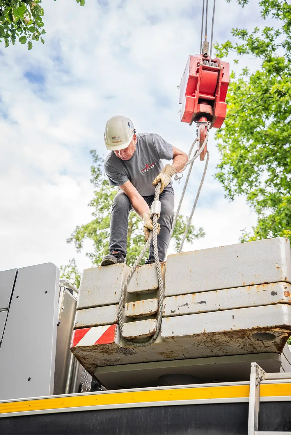 Ein Mitarbeiter am arbeiten am Kran